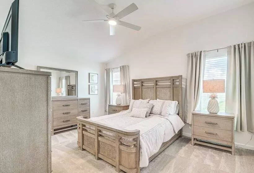 Villages Home In Gated Community W/ Pool Access!
