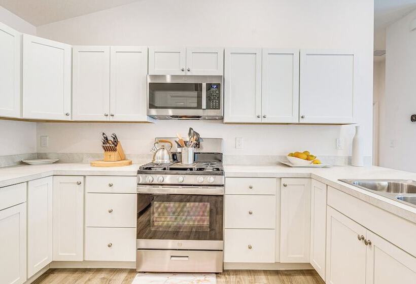 Villages Home In Gated Community W/ Pool Access!