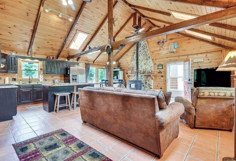 Woodsy Beaver Cove Cabin W/ Deck & Fire Pit!