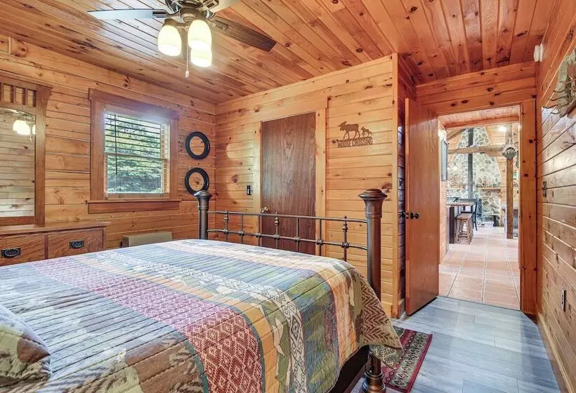 Woodsy Beaver Cove Cabin W/ Deck & Fire Pit!