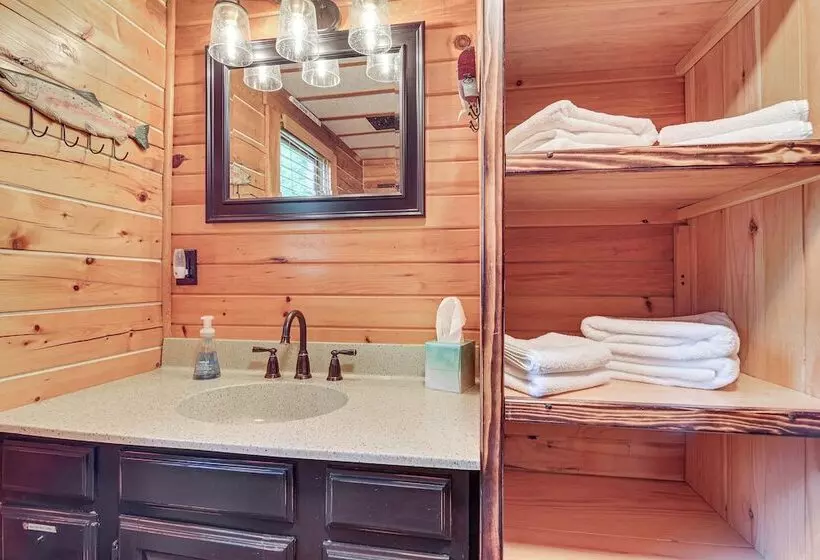 Woodsy Beaver Cove Cabin W/ Deck & Fire Pit!