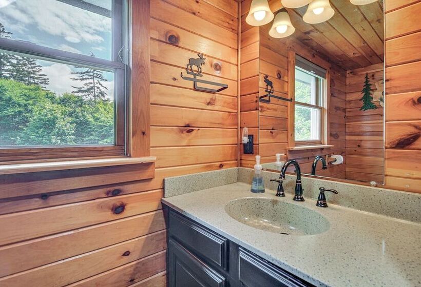 Woodsy Beaver Cove Cabin W/ Deck & Fire Pit!