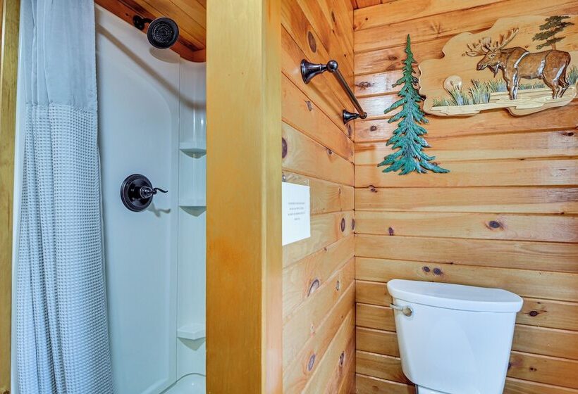 Woodsy Beaver Cove Cabin W/ Deck & Fire Pit!