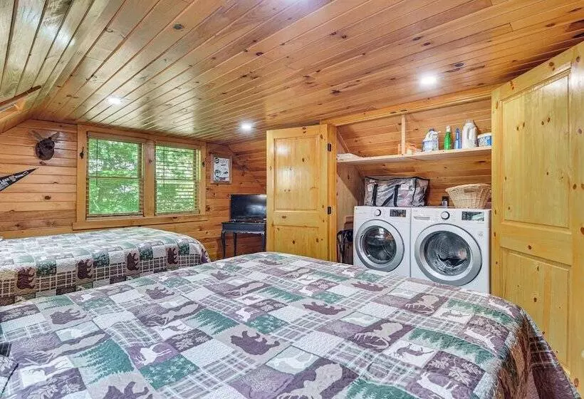 Woodsy Beaver Cove Cabin W/ Deck & Fire Pit!