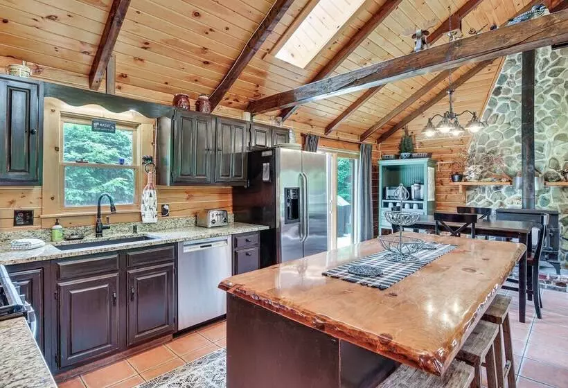 Woodsy Beaver Cove Cabin W/ Deck & Fire Pit!