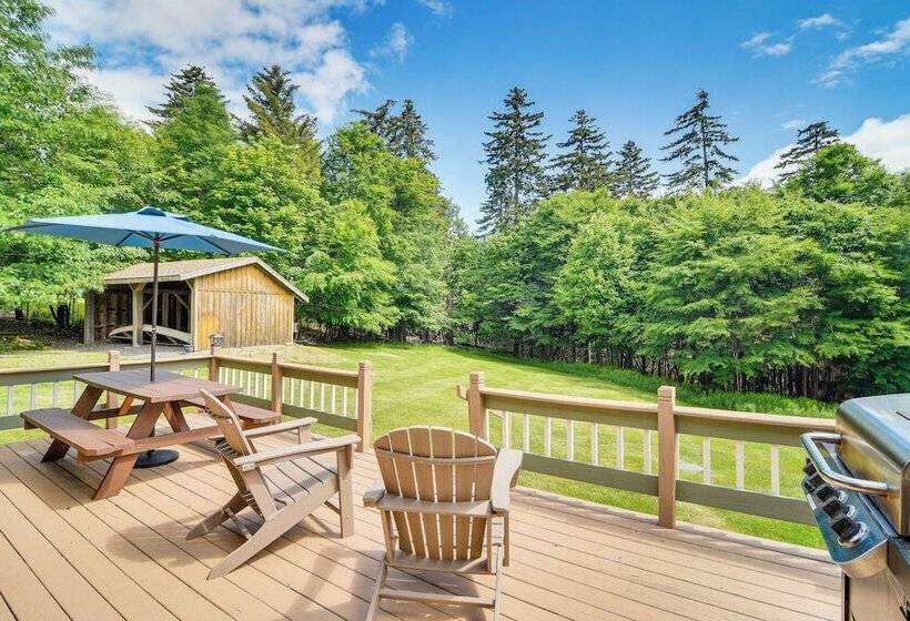 Woodsy Beaver Cove Cabin W/ Deck & Fire Pit!