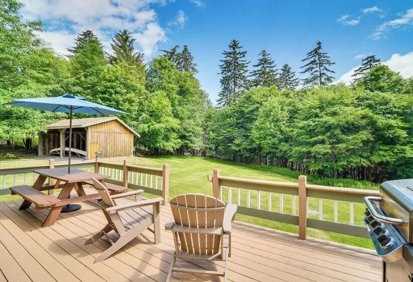 Woodsy Beaver Cove Cabin W/ Deck & Fire Pit!