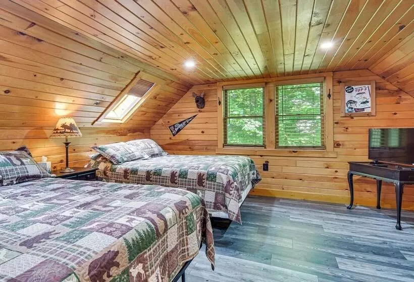 Woodsy Beaver Cove Cabin W/ Deck & Fire Pit!