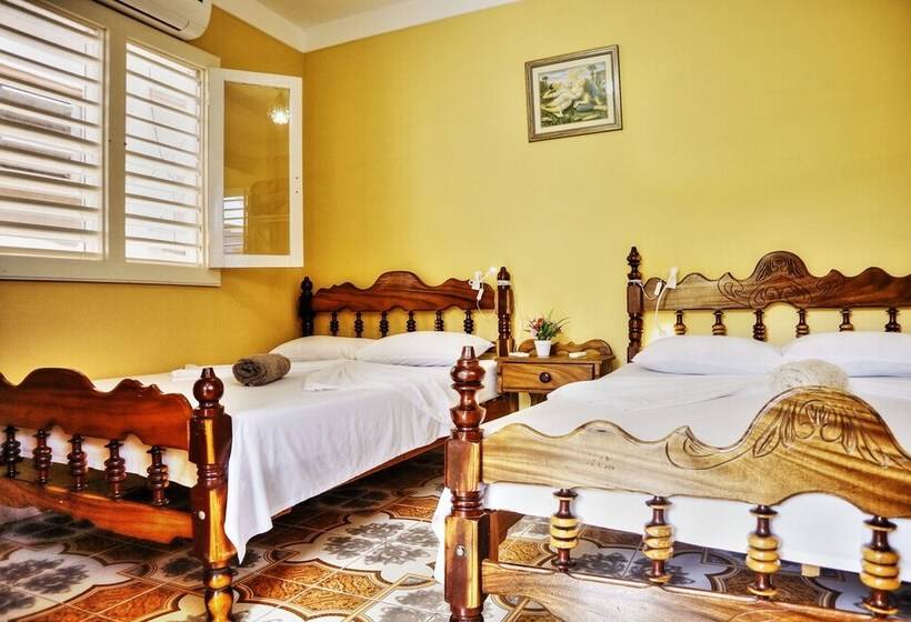 Aamiaismajoitus (B&B) Villa Tomasa