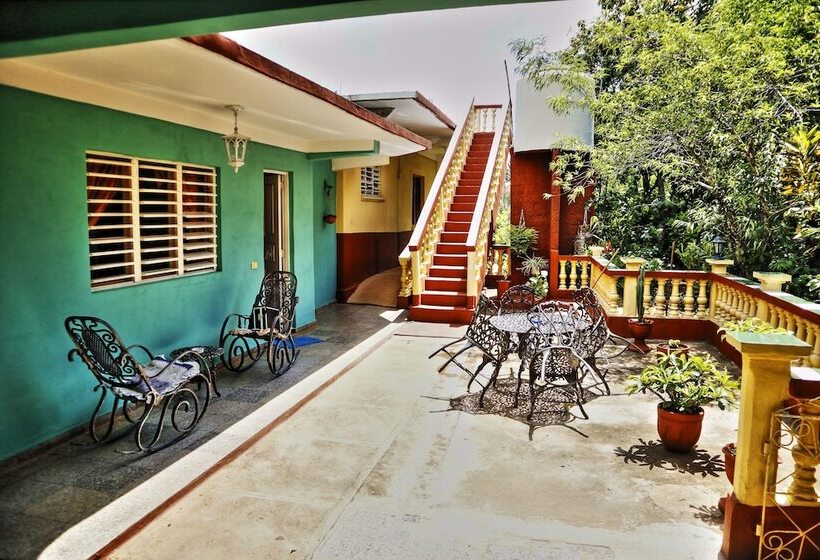 Aamiaismajoitus (B&B) Villa Tomasa