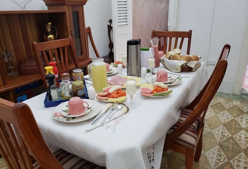 Aamiaismajoitus (B&B) Villa Tomasa