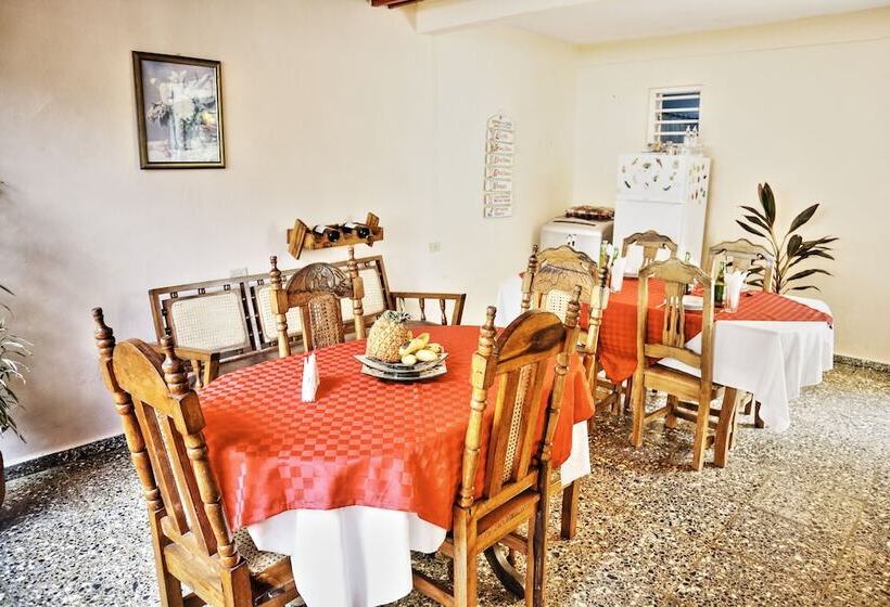 Aamiaismajoitus (B&B) Villa Tomasa