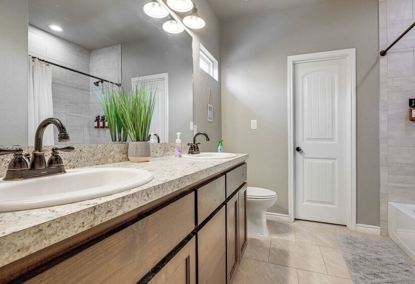 Canyon Lake Home W/ Private Pool, Hot Tub & Sauna!