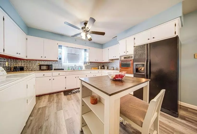 Lake Erie Escape: Family Friendly Home W/ Patio