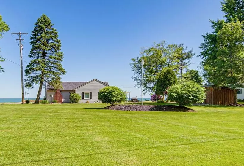 Lake Erie Escape: Family Friendly Home W/ Patio