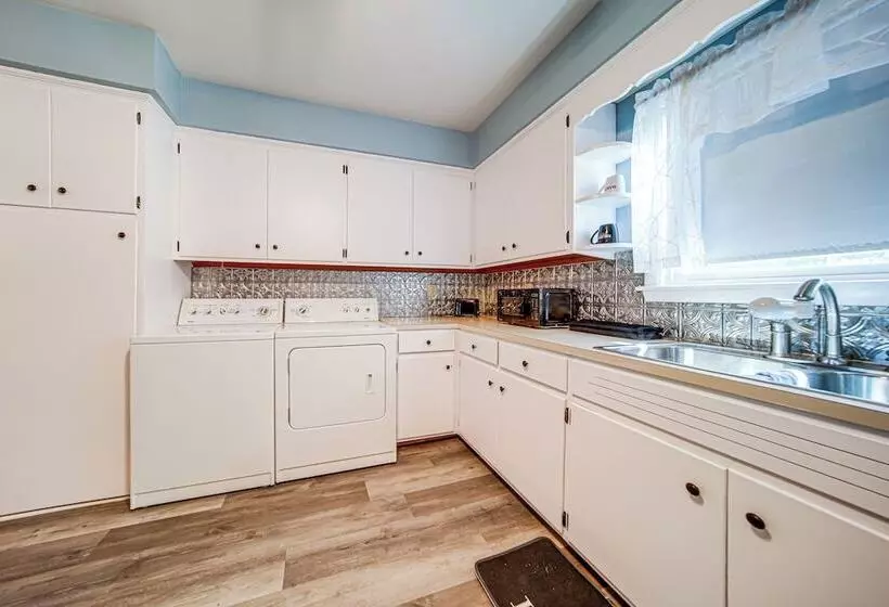 Lake Erie Escape: Family Friendly Home W/ Patio