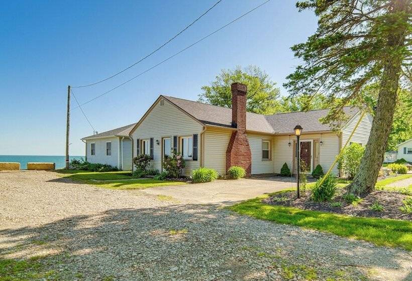 Lake Erie Escape: Family Friendly Home W/ Patio