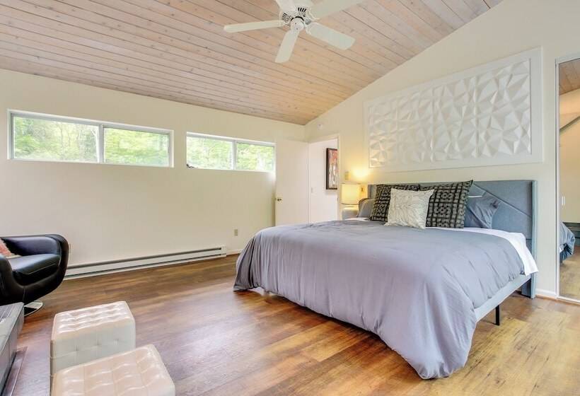 Modern Waterfront Home   1 Mi To Cave Point Park!