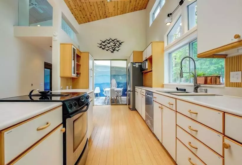 Modern Waterfront Home   1 Mi To Cave Point Park!