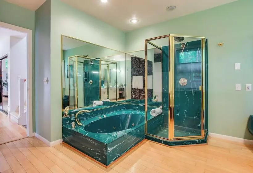 Modern Waterfront Home   1 Mi To Cave Point Park!