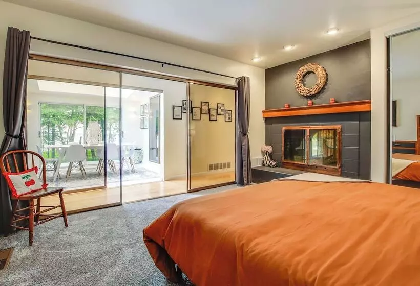 Modern Waterfront Home   1 Mi To Cave Point Park!