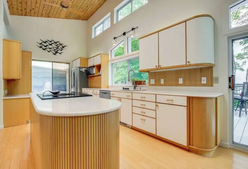 Modern Waterfront Home   1 Mi To Cave Point Park!