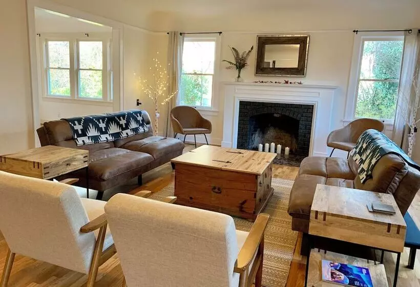 Majatalo 250 N Adams St