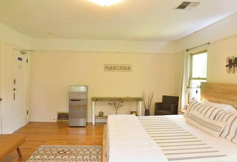 Majatalo 250 N Adams St