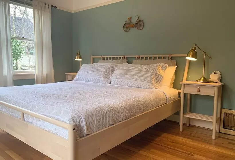 Majatalo 250 N Adams St