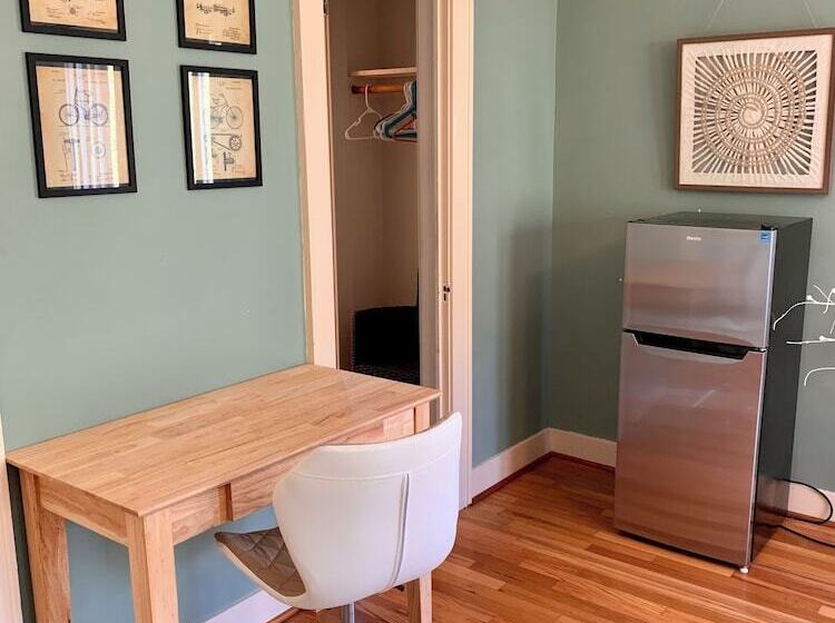 Pansiyon 250 N Adams St