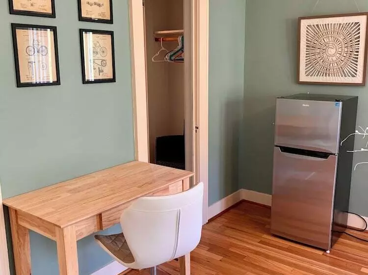 Majatalo 250 N Adams St