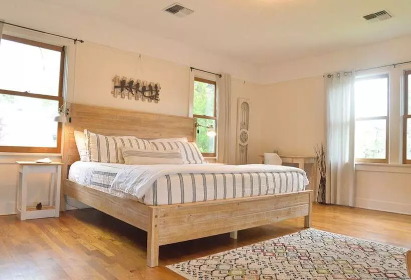 Majatalo 250 N Adams St