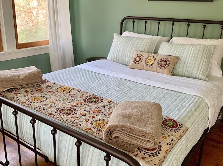 Pansiyon 250 N Adams St