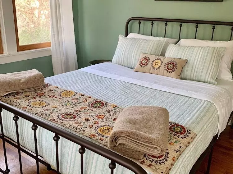 Majatalo 250 N Adams St