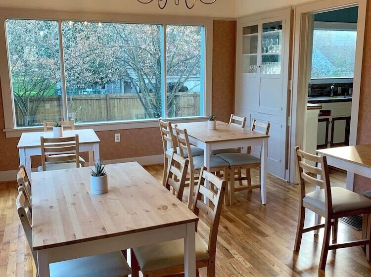 Pansiyon 250 N Adams St