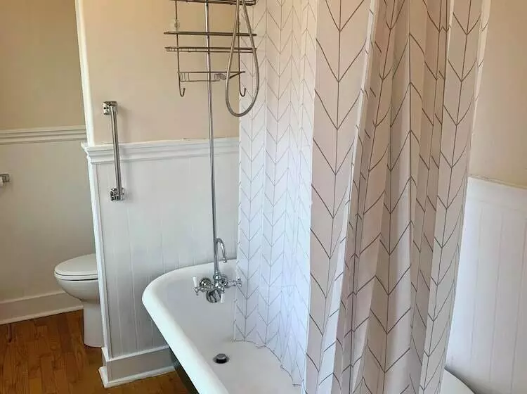 Majatalo 250 N Adams St