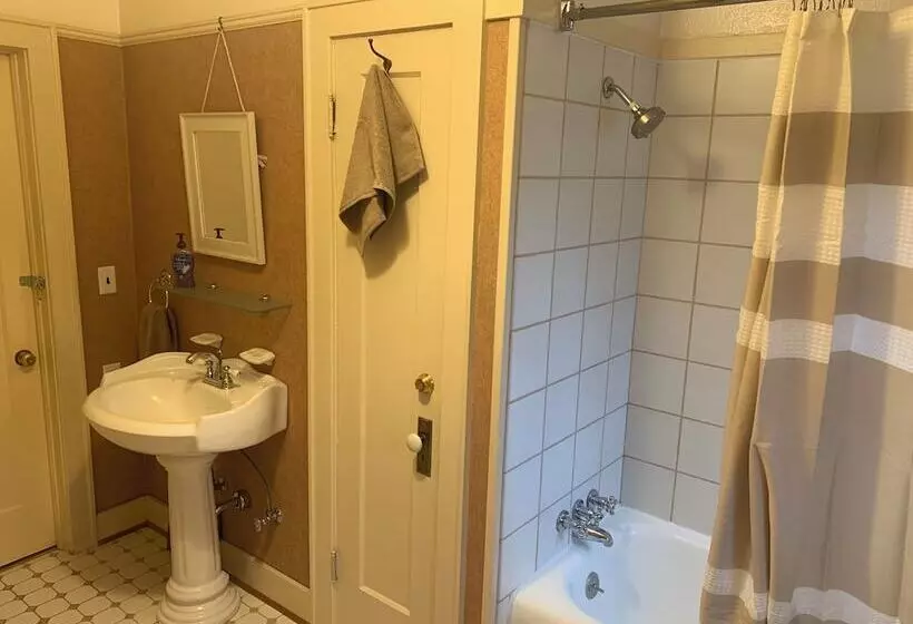 Majatalo 250 N Adams St