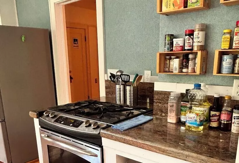 Majatalo 250 N Adams St