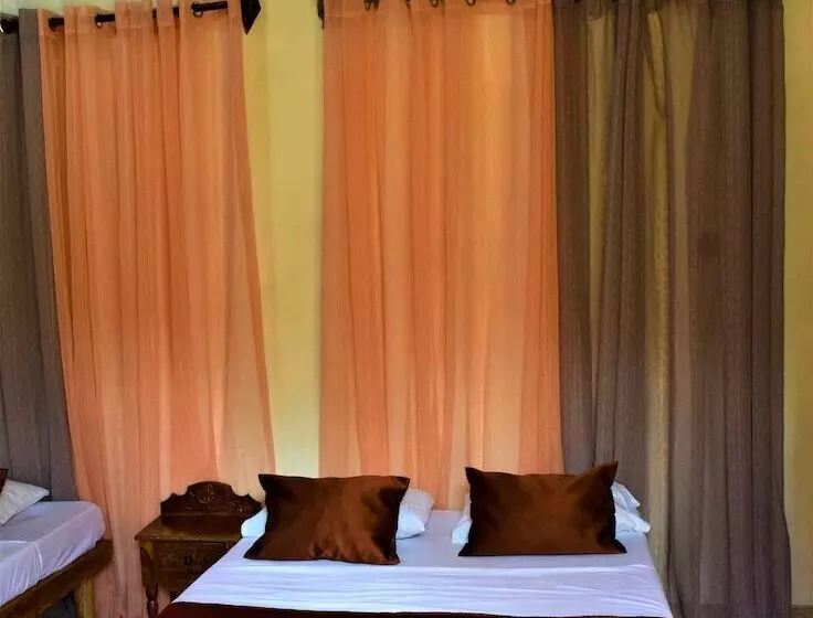 ペンション Hostal Chez Vous