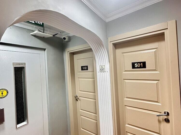 Hotel Crowned Exclusive