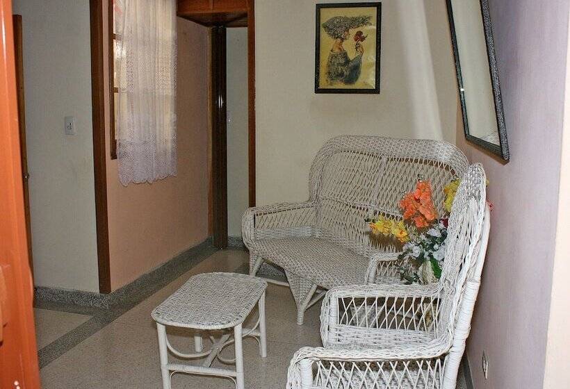 پانسیون Hostal Villa Selva   Holguin