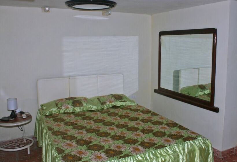 پانسیون Hostal Villa Selva   Holguin