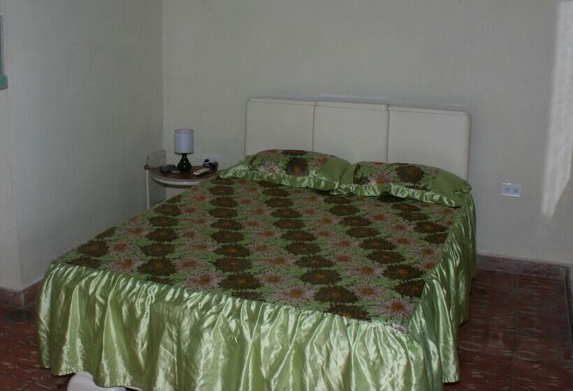 پانسیون Hostal Villa Selva   Holguin