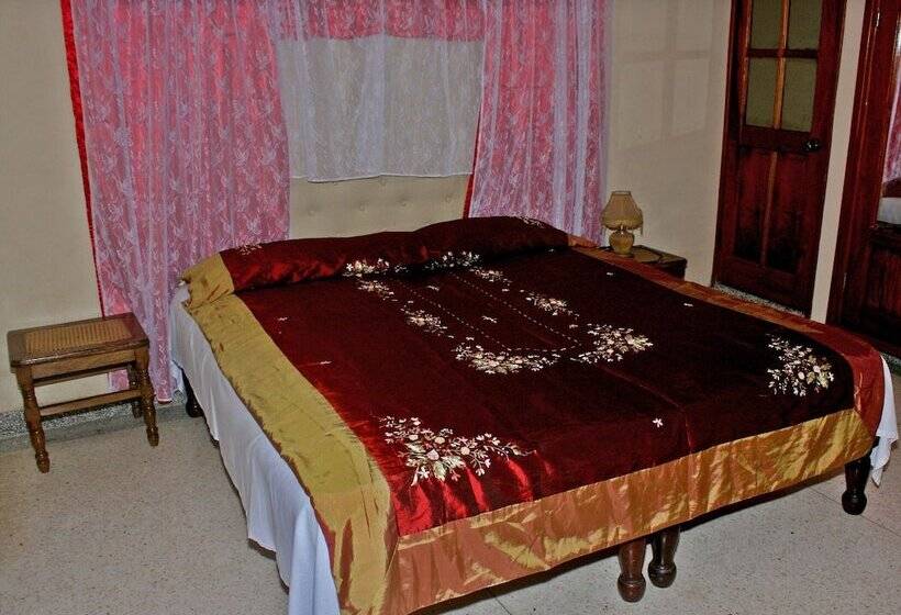 پانسیون Hostal Villa Selva   Holguin