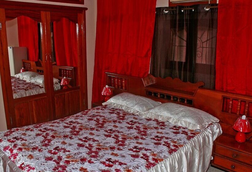 پانسیون Hostal Villa Selva   Holguin