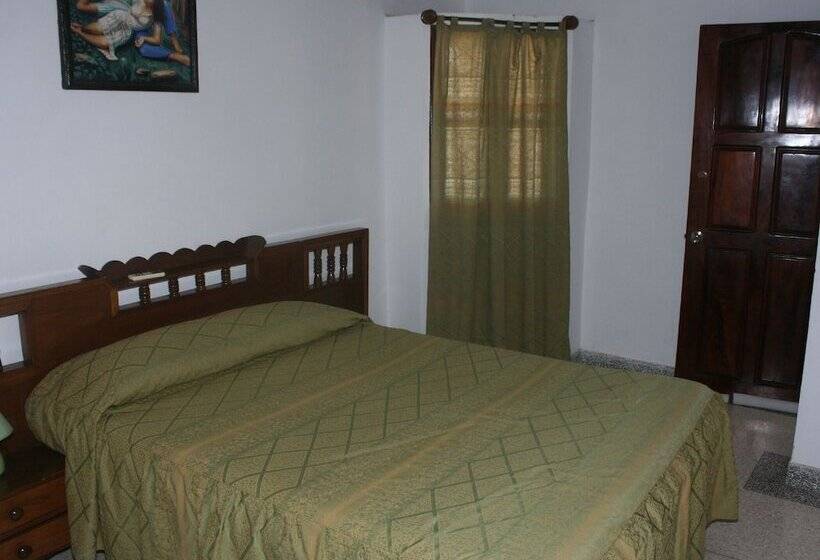 پانسیون Hostal Villa Selva   Holguin