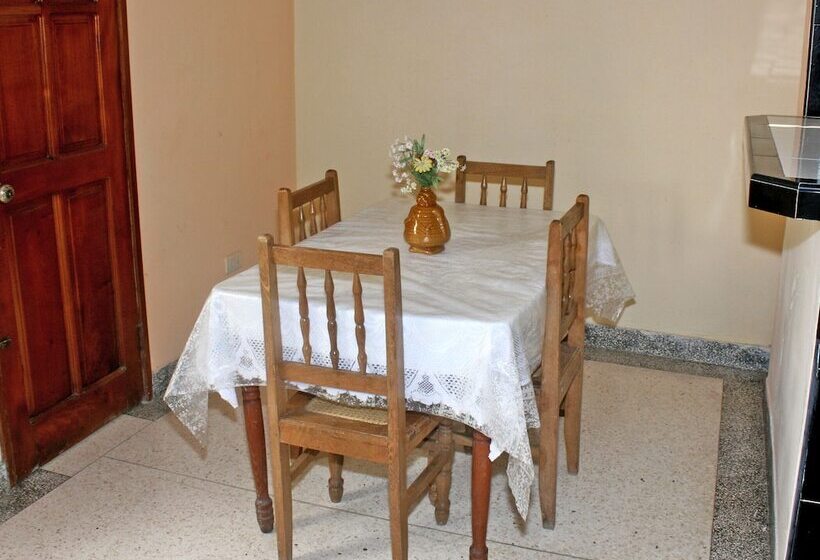 پانسیون Hostal Villa Selva   Holguin