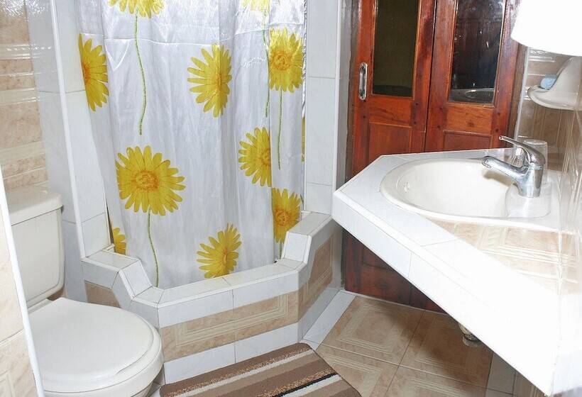 پانسیون Hostal Villa Selva   Holguin