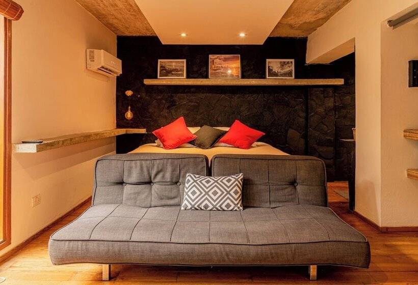 پانسیون Revolution Boutique