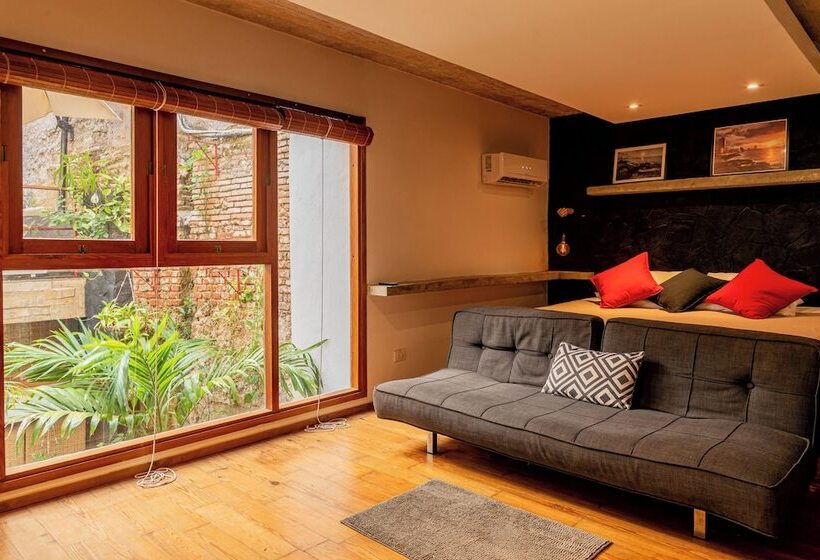 پانسیون Revolution Boutique